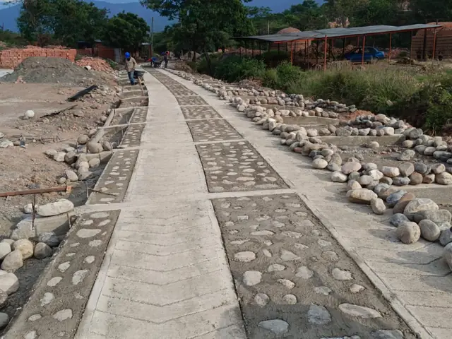 Cunetas en piedra y placa de concreto recién fundida