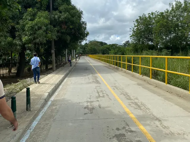 Placa de concreto terminada con su línea amarilla de eje