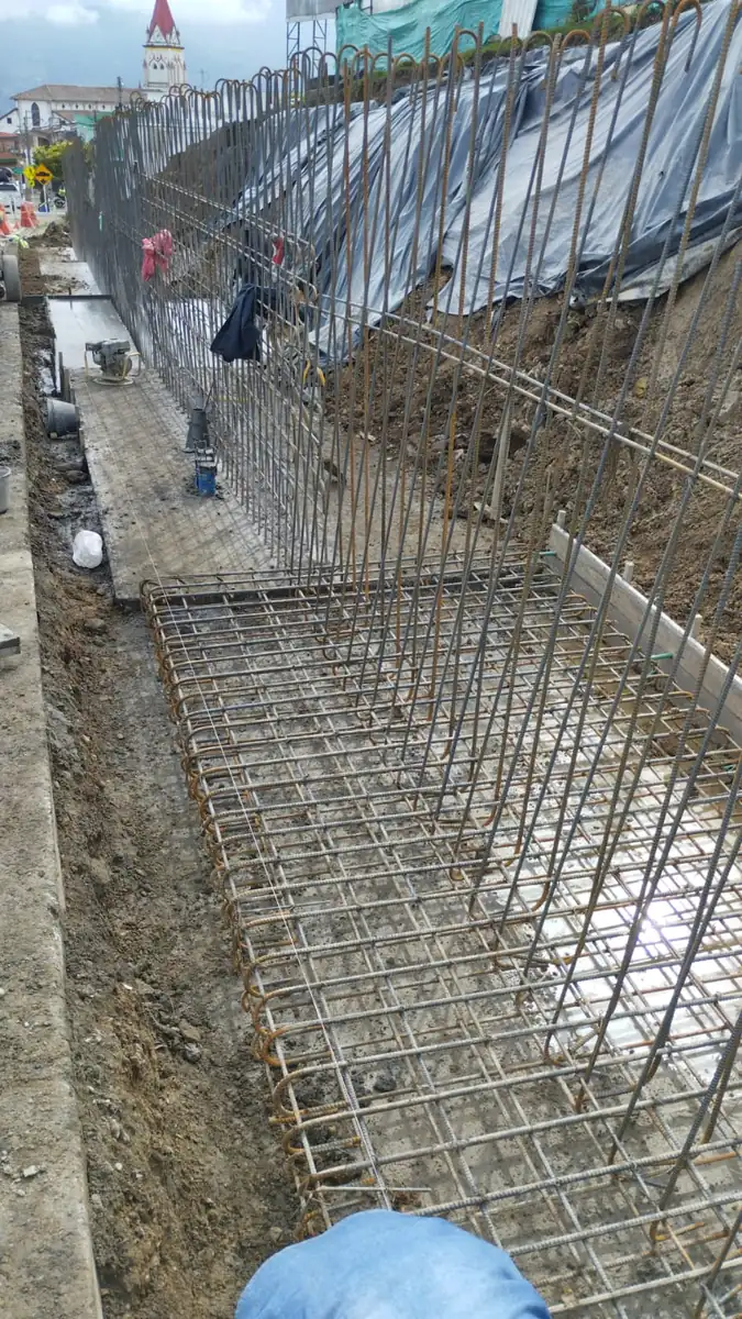 Parrilla de acero de refuerzo de un muro de contención, lista para el vaciado