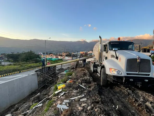 Volqueta y excavación del talud intervenido