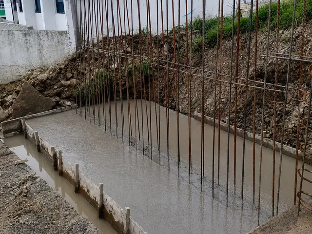 Vaciado del concreto del muro de contención