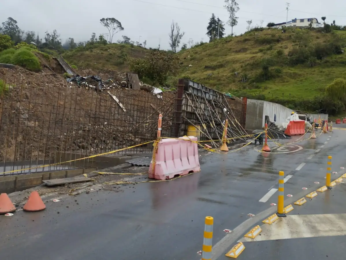 Muro de contención en construcción en el paso nacional por Chipaque, con la vía habilitada al tránsito