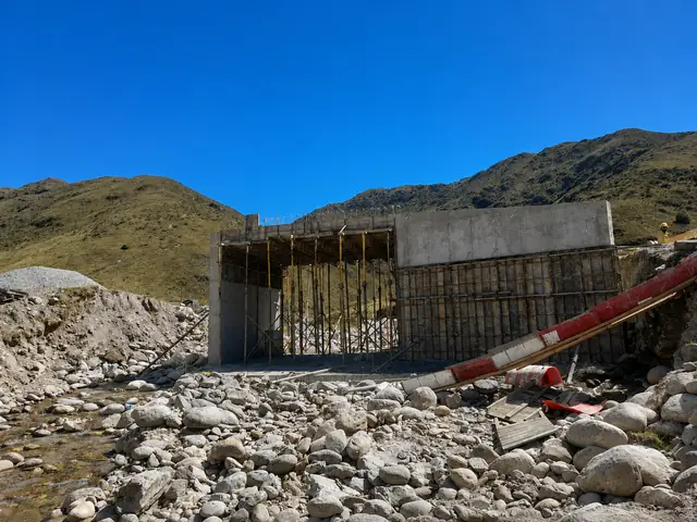 Cauce de la quebrada intervenido durante la construcción de la estructura