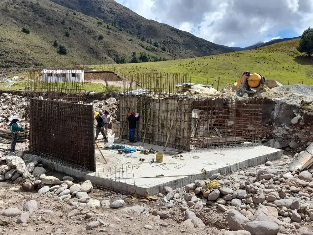 Muros de un box coulvert en construcción sobre el cauce de una quebrada