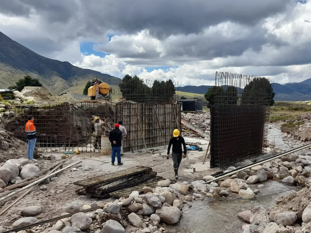 Cuadrilla de HIDRAMA S.A.S. armando el refuerzo de una estructura de drenaje en el cauce de una quebrada