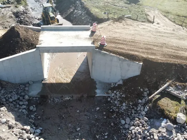 Estructura de drenaje en concreto terminada sobre el cauce