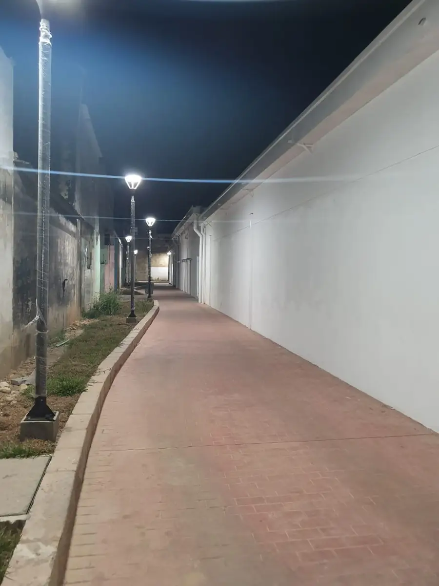 Corredor peatonal cubierto de la edificación en Mocoa