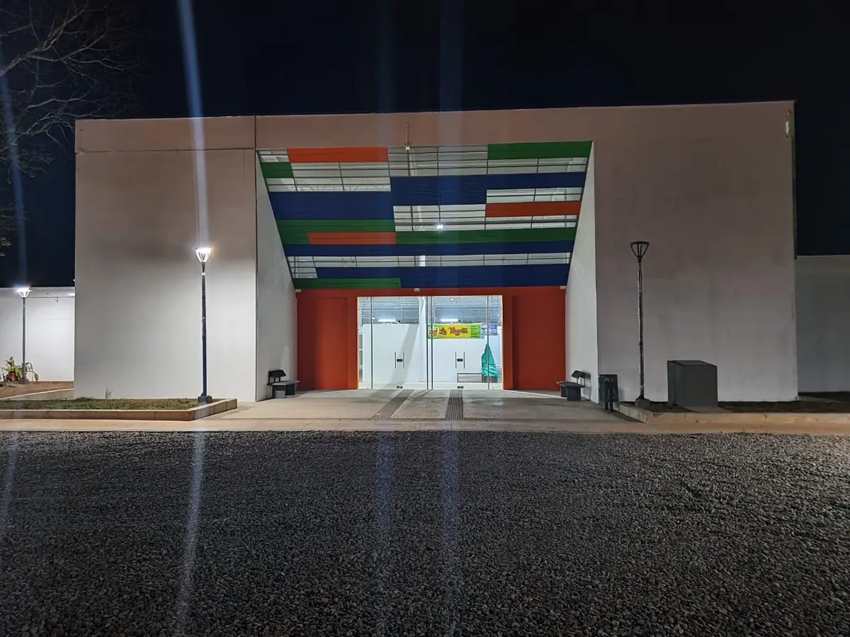 Fachada iluminada de la edificación pública construida en Mocoa