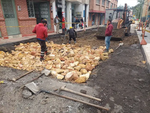 Cuadrilla trabajando en el frente de obra de una calle del casco urbano