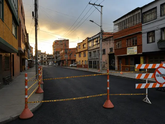Calle recién pavimentada y cerrada al tránsito con barricadas al atardecer